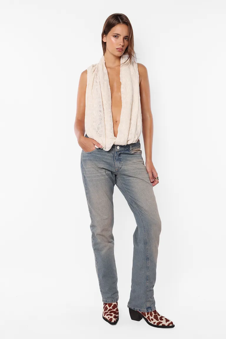 Pantalón denim tiro bajo pierna angosta con lavado artesanal matizado de Top White en Pantalones para argentina