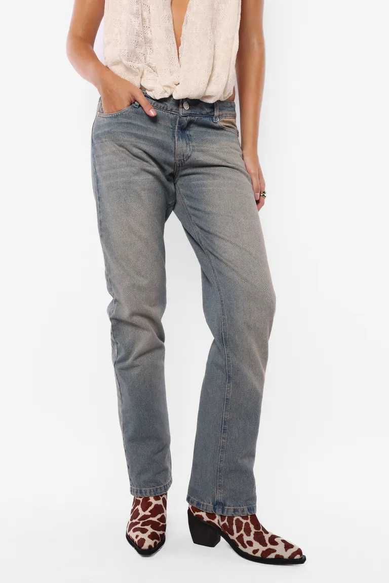 Pantalón denim tiro bajo pierna angosta con lavado artesanal matizado de Top White en Pantalones para argentina