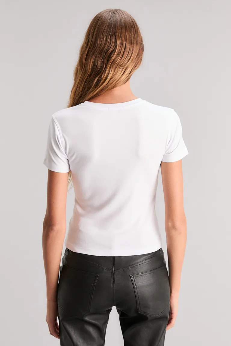 Remera de corte slim con diseño exclusivo y detalles en foil de Kosiuko en Remeras para argentina
