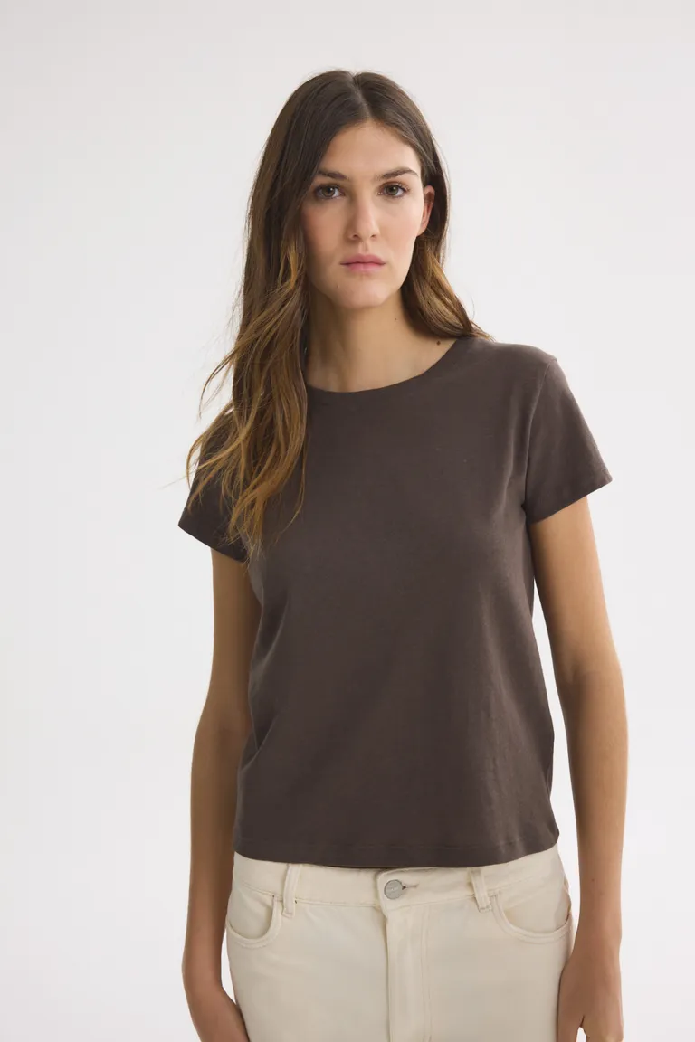 Remera básica de color marrón para mujer, de corte recto y manga corta de Akiabara en Remeras para argentina