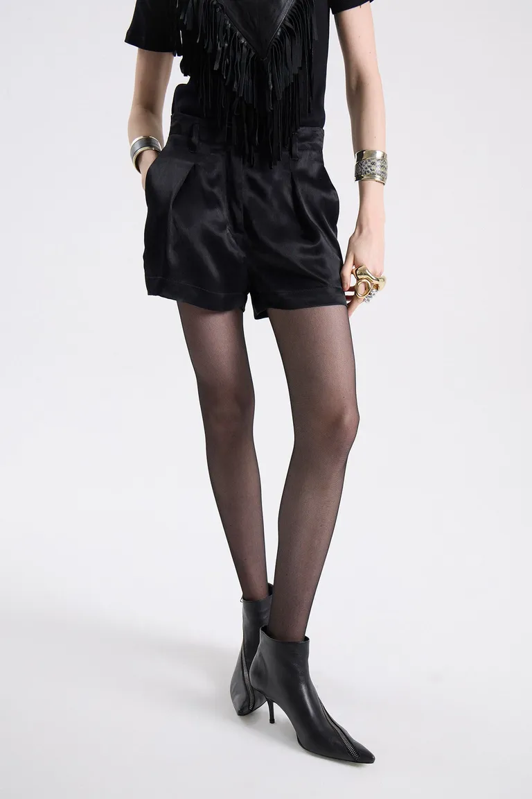 Short sastrero con pinzas delanteras y bolsillos ojal en espalda de calce recto y diseño elegante de Maria Cher en Shorts para argentina