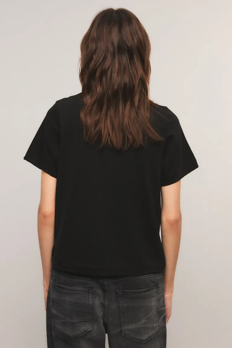 Remera de corte regular con cuello redondo y estampado exclusivo en el frente de Kosiuko en Remeras para argentina