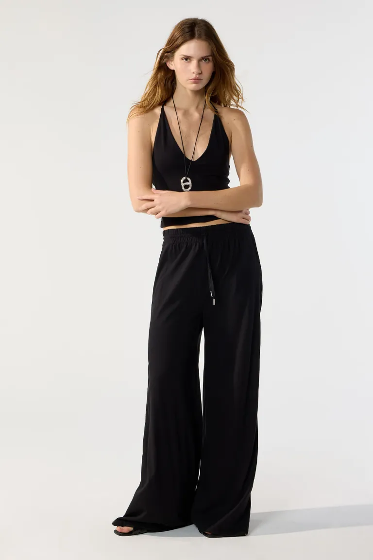 Pantalón Negro de Tiro Alto con Ajuste Recto y Cinturilla Elástica de Cuesta Blanca en Pantalones para argentina