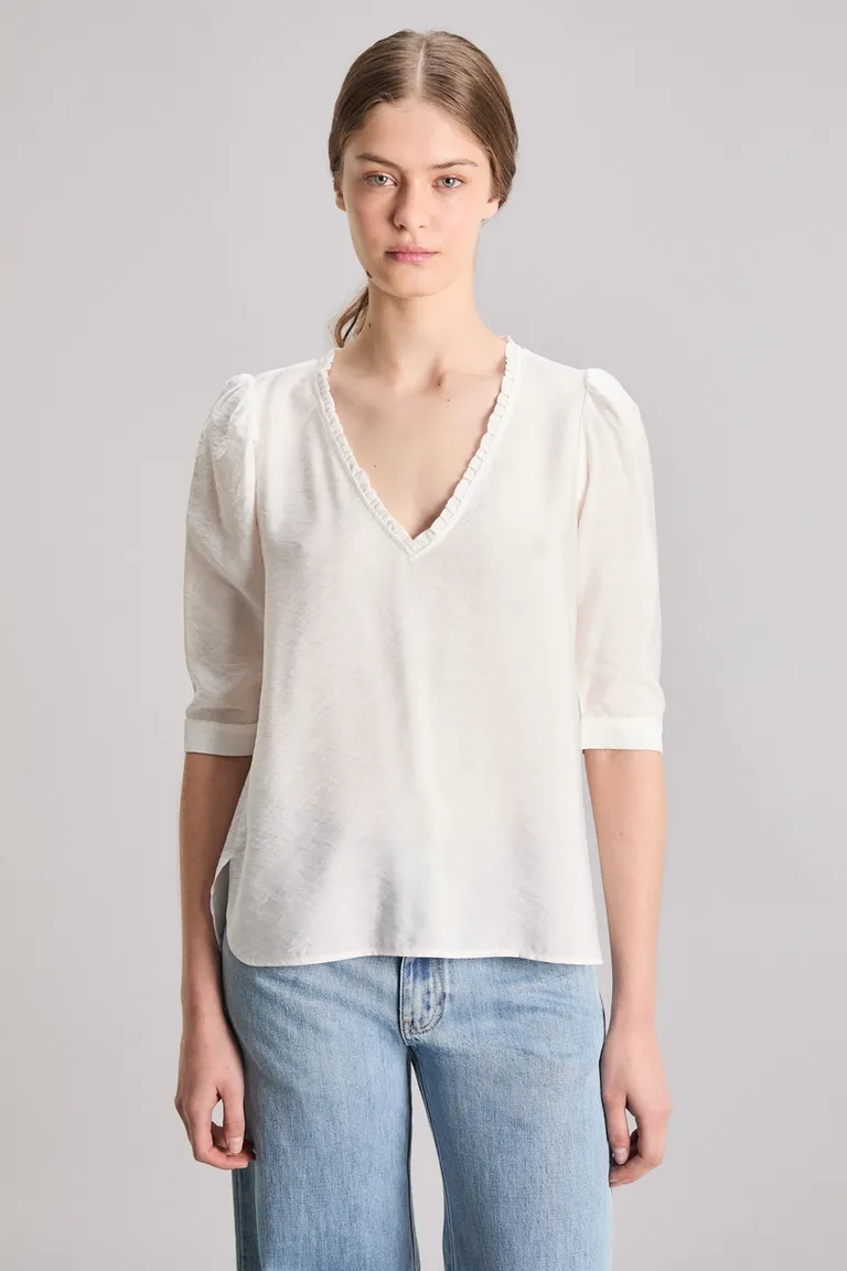 Blusa blanca de manga corta con volantes y frunces en los hombros de Kosiuko en Blusas para argentina