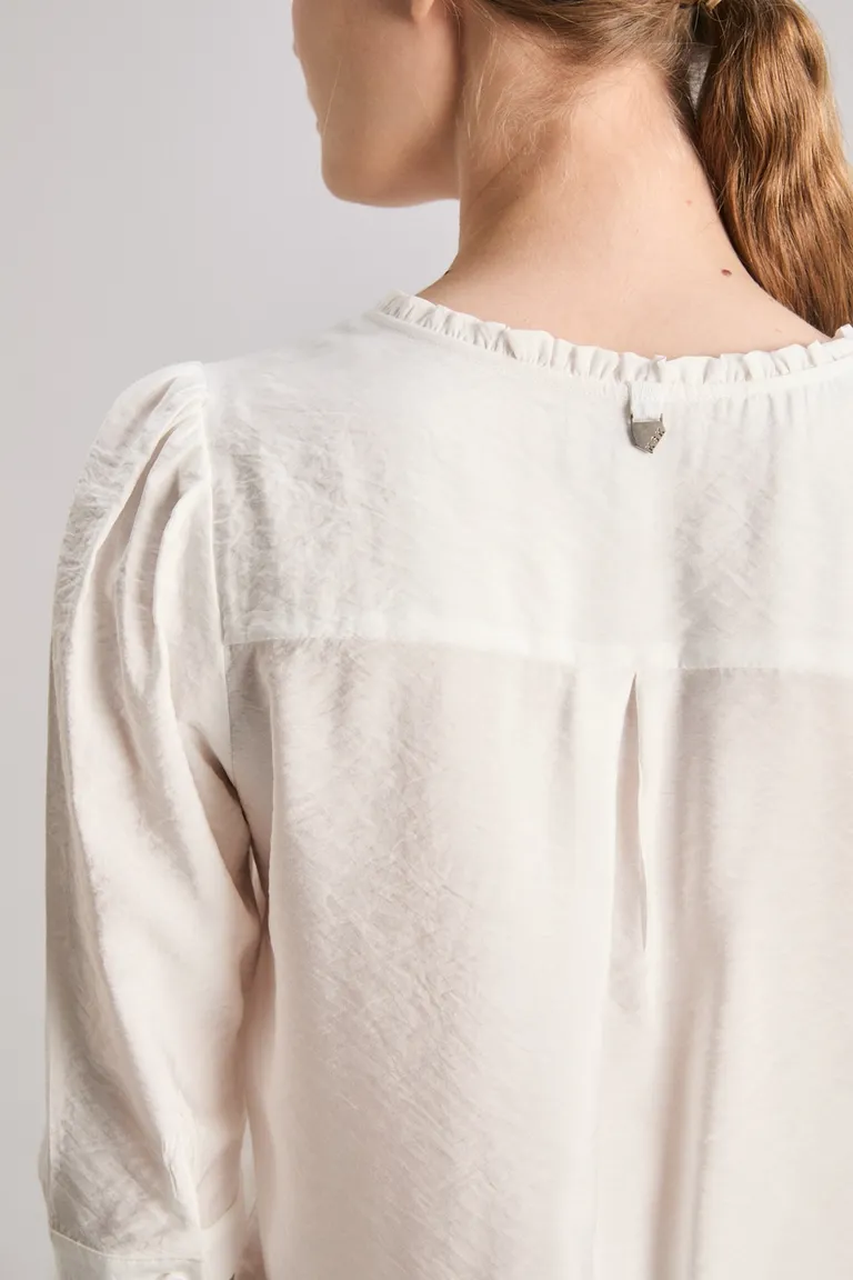 Blusa blanca de manga corta con volantes y frunces en los hombros de Kosiuko en Blusas para argentina