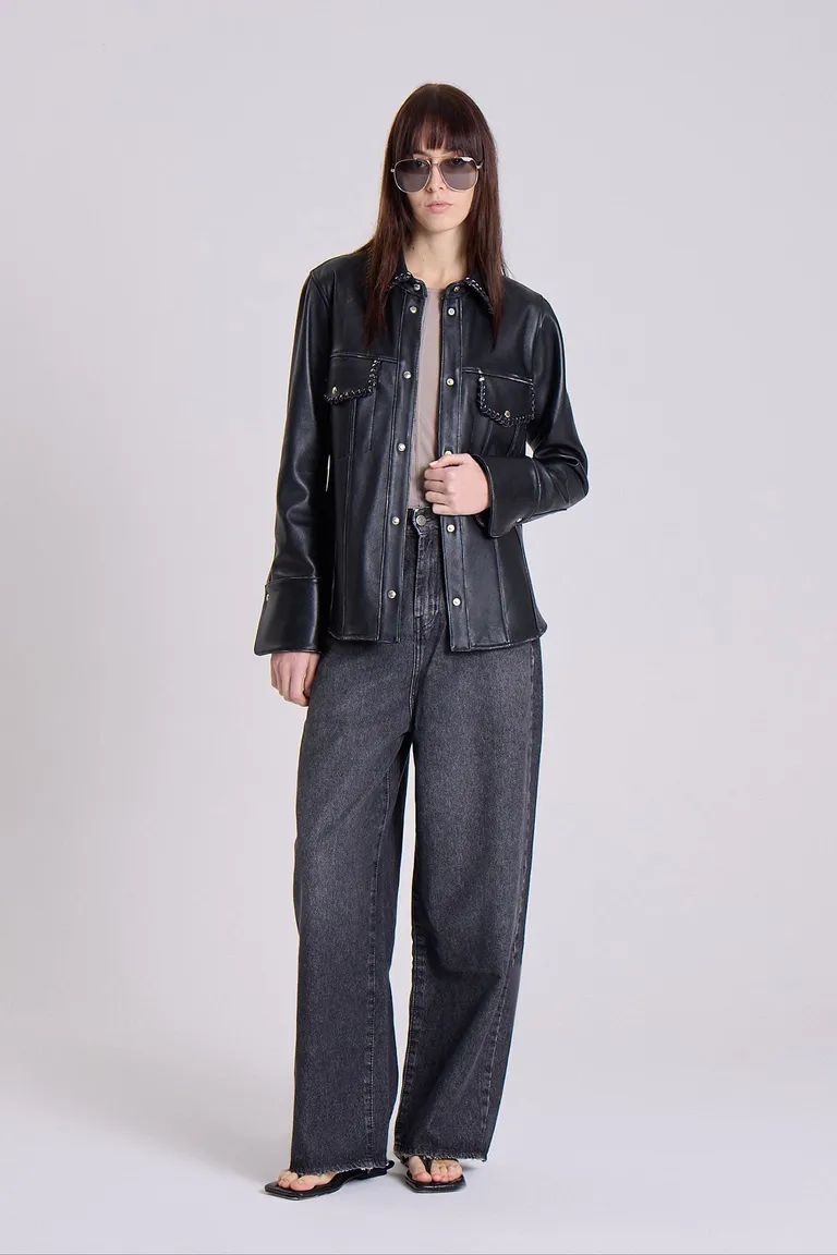 Camisa de cuero negro con estilo jeanero para mujer de Maria Cher en Camisas para argentina