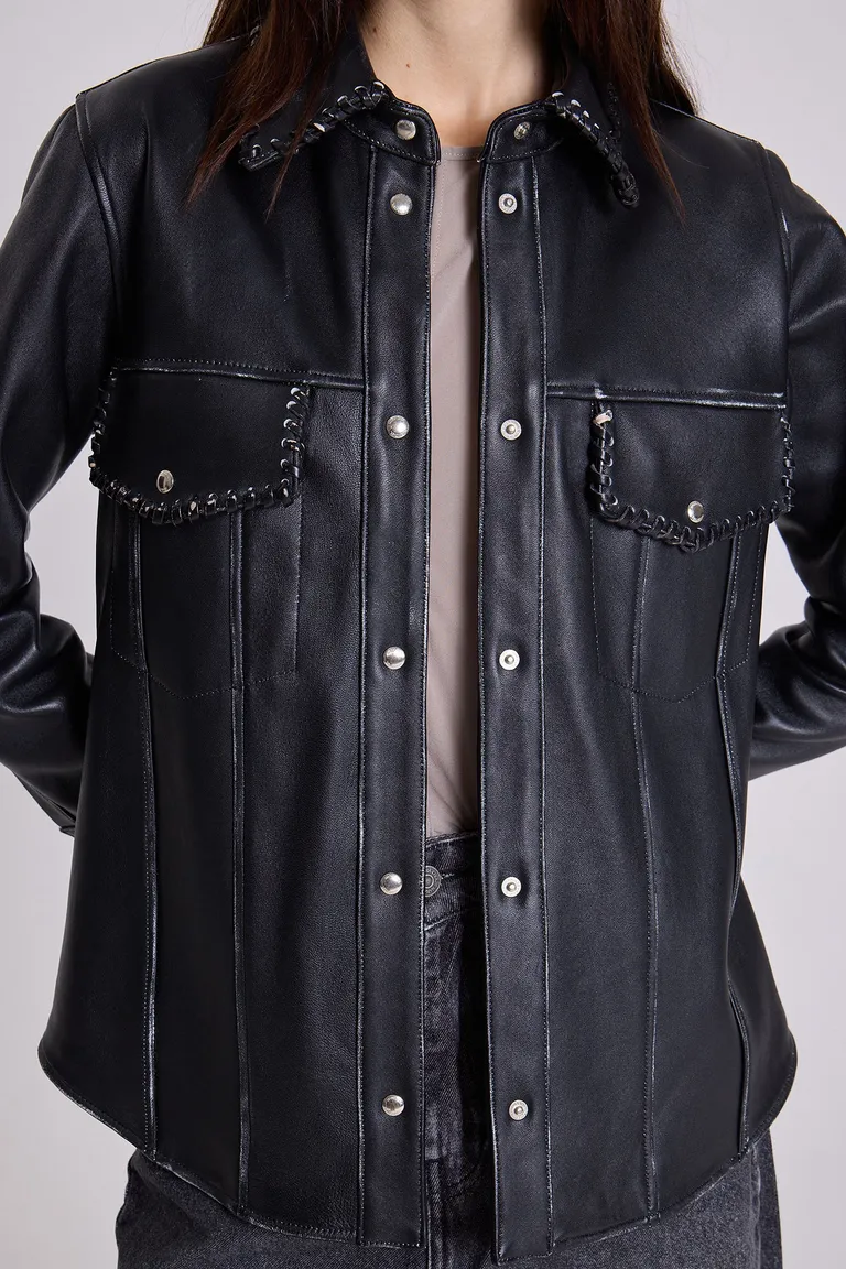Camisa de cuero negro con estilo jeanero para mujer de Maria Cher en Camisas para argentina