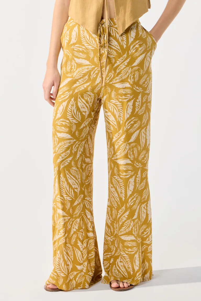 Pantalones palazzo con estampado vibrante y diseño elegante de Cuesta Blanca en Pantalones para argentina