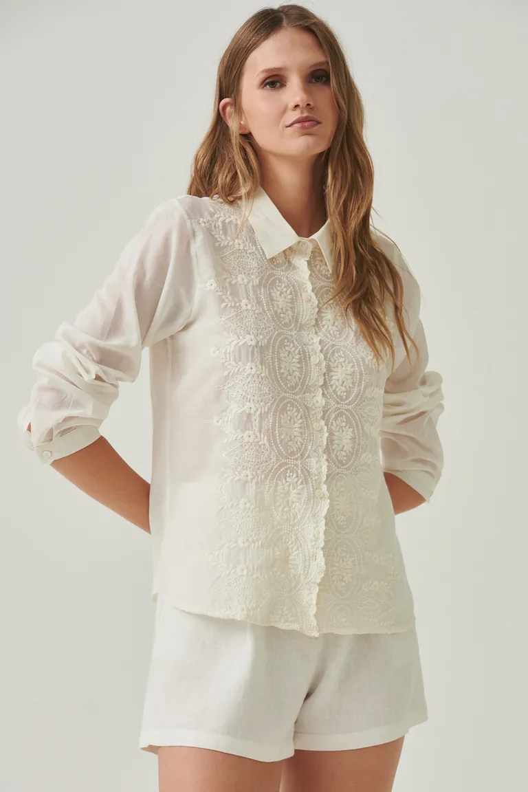 Camisa letizia blanca con detalles de encaje, una prenda femenina y elegante para mujeres de Sweet en Camisas para argentina