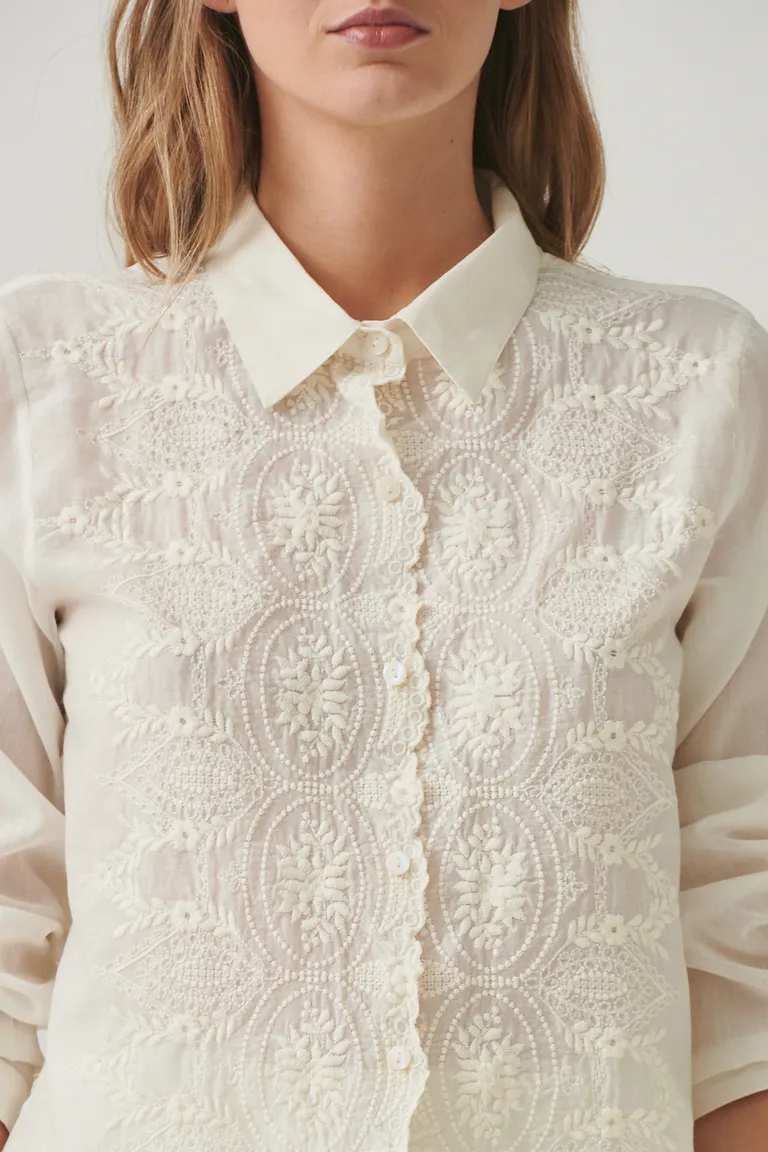 Camisa letizia blanca con detalles de encaje, una prenda femenina y elegante para mujeres de Sweet en Camisas para argentina