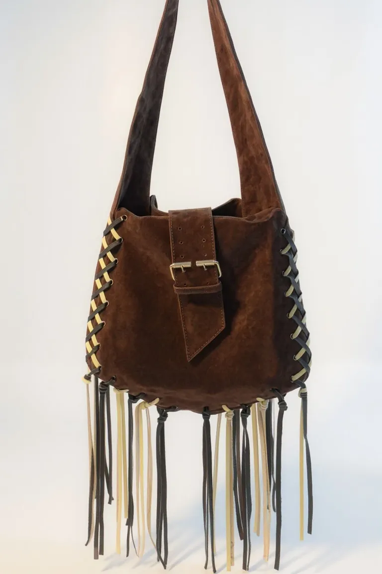 Bolso de gamuza marrón con detalles entrelazados y flecos, un accesorio versátil y de estilo atemporal de Maria Cher en Bolsos y Carteras para argentina