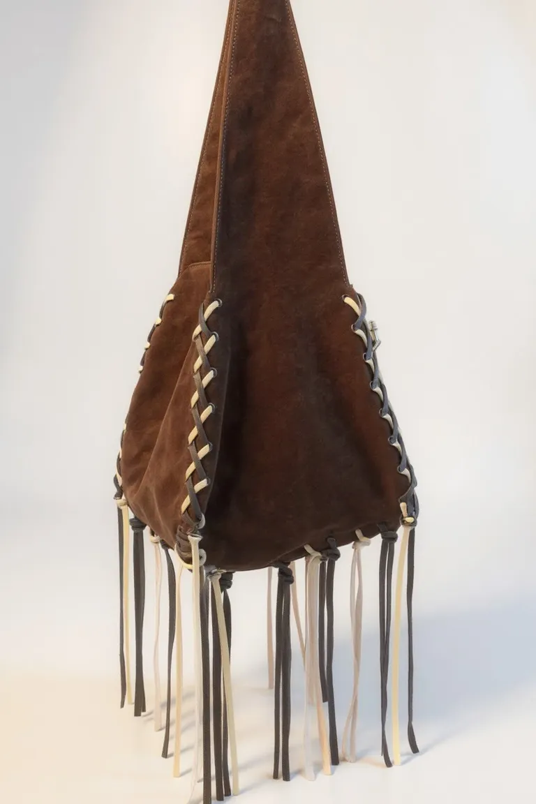 Bolso de gamuza marrón con detalles entrelazados y flecos, un accesorio versátil y de estilo atemporal de Maria Cher en Bolsos y Carteras para argentina