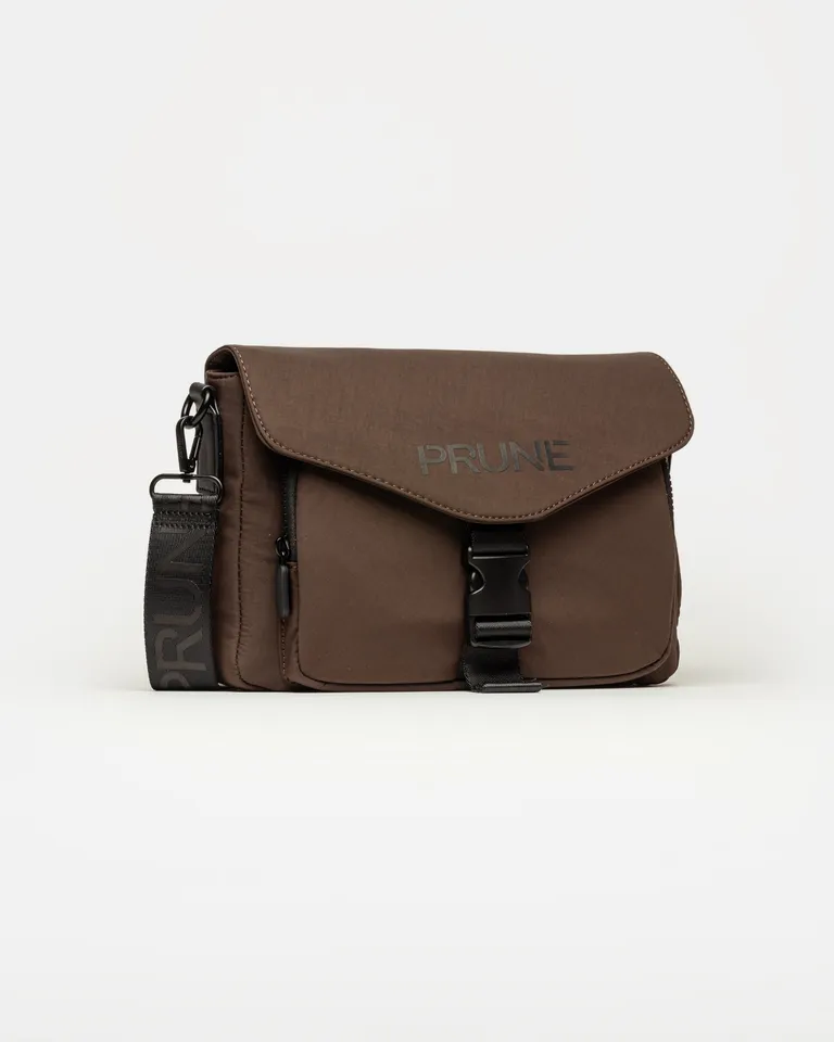 Bandolera estilo messenger con solapa en punta, cierre de hebilla frontal y correa ajustable de Prüne en Bolsos y Carteras para argentina