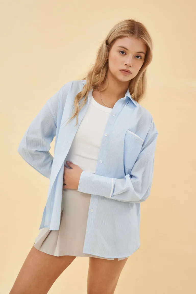 Camisa celeste de corte amplio y diseño versátil para looks casuales y elegantes de Apricot en Camisas para argentina