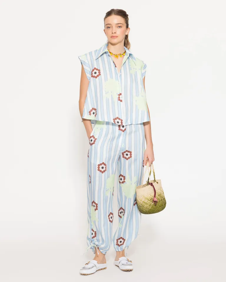 Camisa de lino con diseño floral y rayas en corte evasé para un look elegante y cómodo de Jazmin Chebar en Camisas para argentina