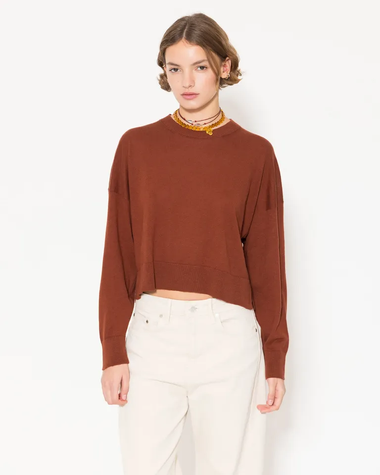 Suéter marrón de corte relajado y diseño atemporal para la mujer de estilo de Jazmin Chebar en Buzos y Sweaters para argentina