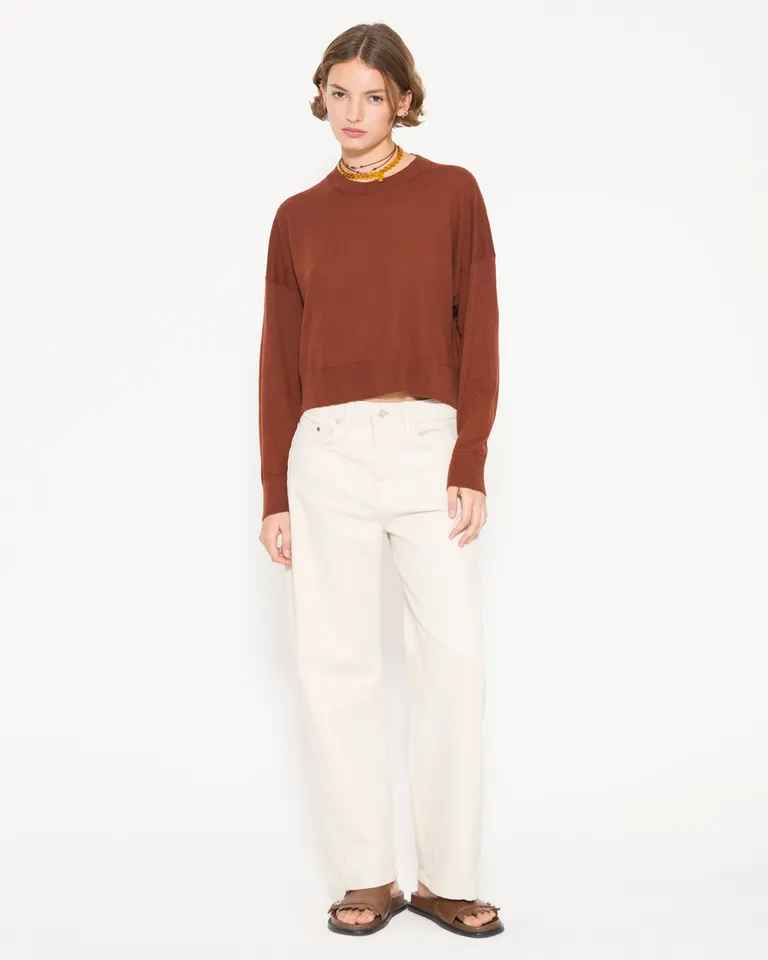 Suéter marrón de corte relajado y diseño atemporal para la mujer de estilo de Jazmin Chebar en Buzos y Sweaters para argentina