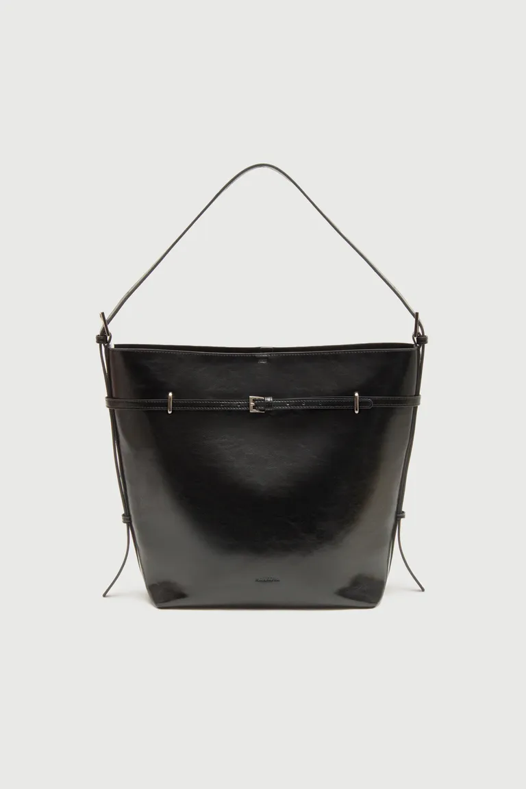 Sofisticada cartera de cuero negro con detalles metálicos, un complemento versátil y de estilo atemporal de Markova en Bolsos y Carteras para argentina