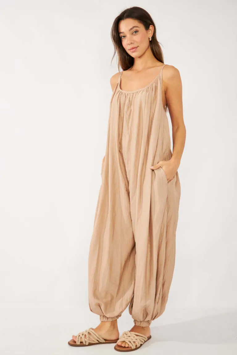 Mono de Corte Amplio con Escote Fruncido y Espalda Baja de Belle en Monos para argentina