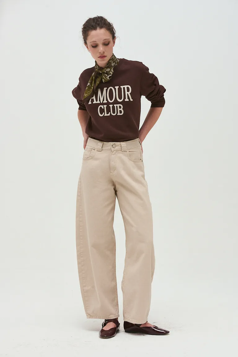 Pantalón de mujer estilo baggy con corte relajado, pierna amplia, bolsillos y cierre frontal con botón de Sweet en Pantalones para argentina