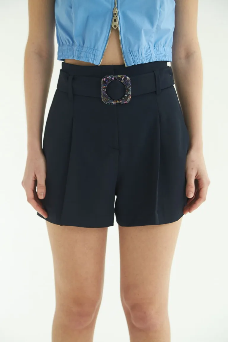 Shorts de tiro alto con pinzas en el frente, perfecto calce y detalles distintivos de Las Pepas en Shorts para argentina