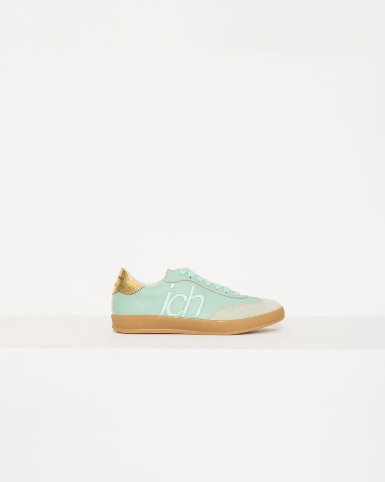 Zapatillas de piel vacuna con diseño exclusivo y detalles ornamentales de Jazmin Chebar en Zapatillas para argentina