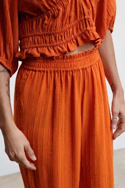 Pantalón culotte texturizado de Mango en Pantalones para argentina