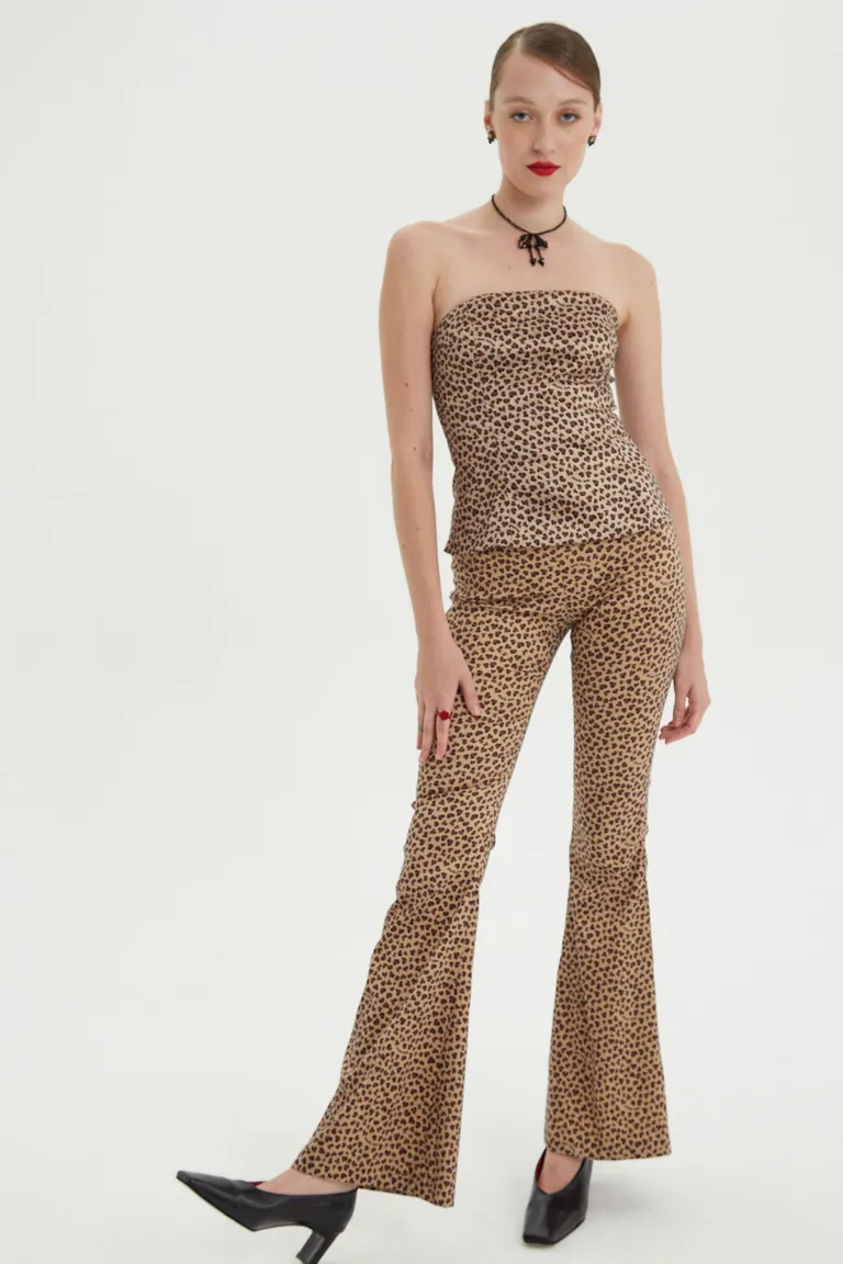 Pantalón de mujer tiro alto con corte acampanado y diseño estampado animal print de Las Pepas en Pantalones para argentina