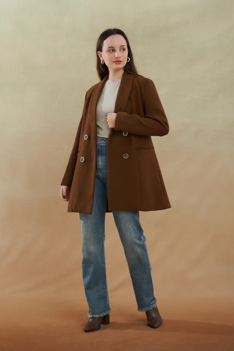 Elegante y abrigado tapado marrón de doble botonadura para mujer de Apricot en Tapados para argentina