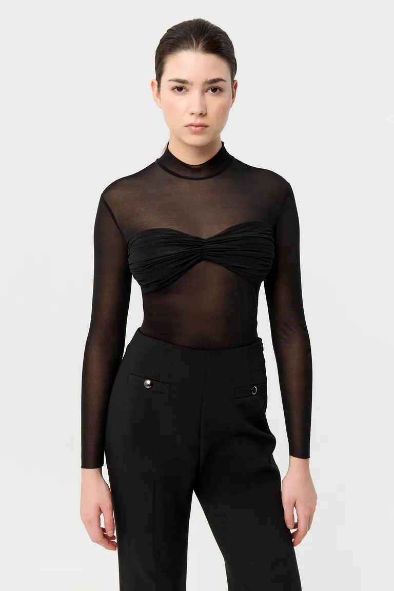 Top de mangas largas con cuello semipolera y detalle de drapeado en el busto de Markova en Tops para argentina