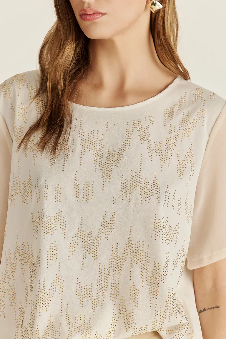 Top confeccionado en género liviano con diseño exclusivo de tachas de Tucci en Tops para argentina