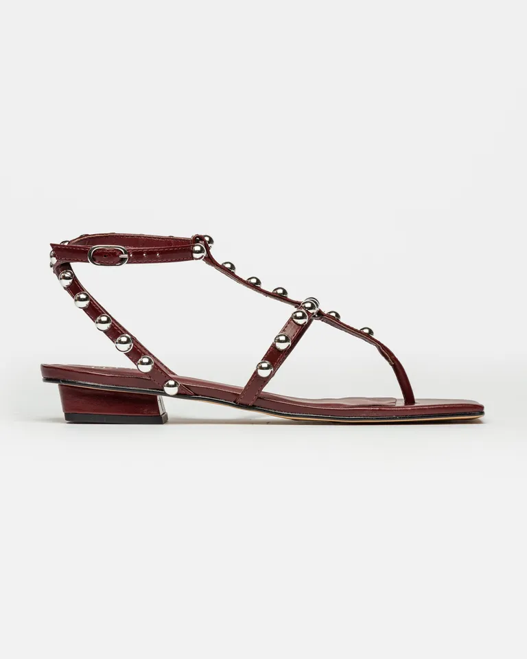 Sandalia con tiras y tachas metálicas, taco bajo y hebilla lateral ajustable de Prüne en Sandalias para argentina