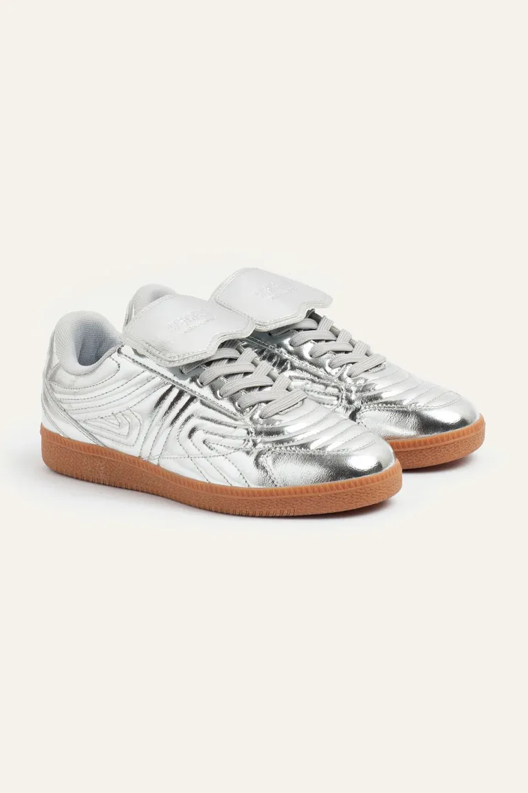 Zapatillas de efecto cuero matelaseado con base baja y costuras marcadas de 47 Street en Zapatillas para argentina