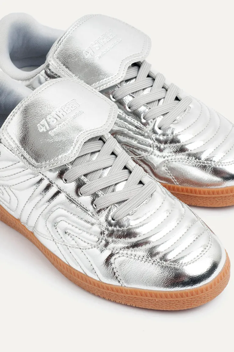 Zapatillas de efecto cuero matelaseado con base baja y costuras marcadas de 47 Street en Zapatillas para argentina