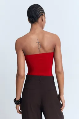 Top entallado strapless de Mango en Tops para argentina