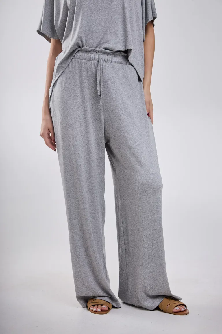 Pantalón negro de crepp con cintura voladita, ideal para combinar con diferentes prendas de Belle en Pantalones para argentina