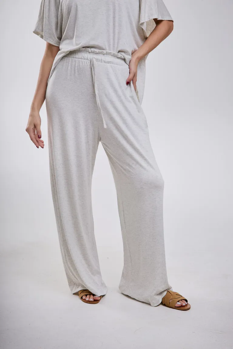 Pantalón negro de crepp con cintura voladita, ideal para combinar con diferentes prendas de Belle en Pantalones para argentina