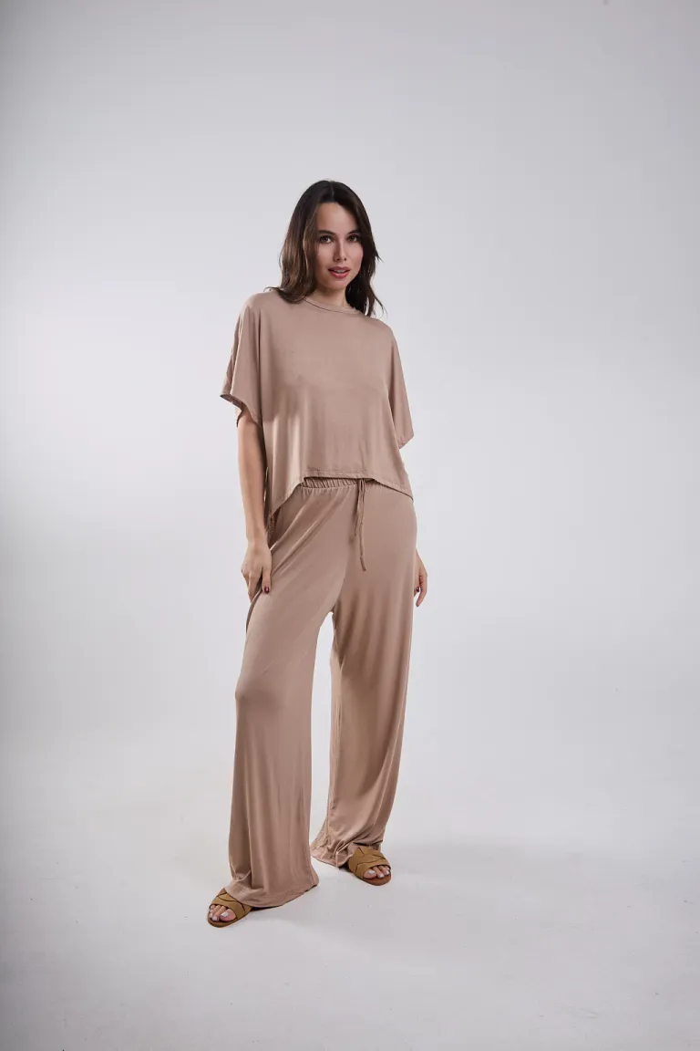 Pantalón negro de crepp con cintura voladita, ideal para combinar con diferentes prendas de Belle en Pantalones para argentina