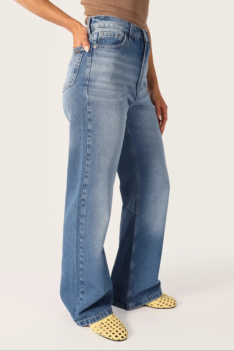 Pantalón de mezclilla de cintura alta con pierna ancha y detalles en cuero de Sofia Sarkany en Pantalones para argentina