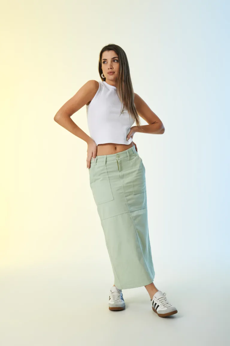 Elegante falda midi de corte recto en color verde para un estilo casual y refinado de Apricot en Faldas para argentina