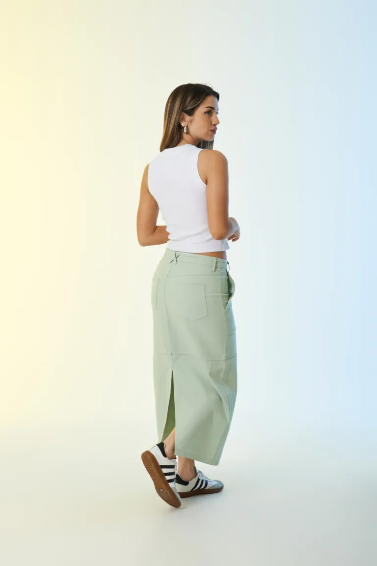 Elegante falda midi de corte recto en color verde para un estilo casual y refinado de Apricot en Faldas para argentina