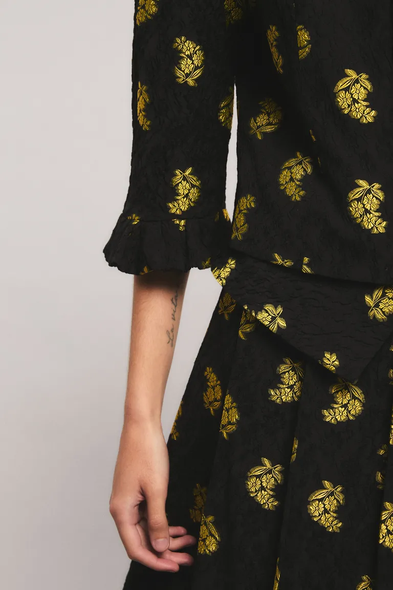 Chaqueta con diseño floral a contratono, cierre delantero oculto y volados en los puños de Kosiuko en Chaquetas para argentina