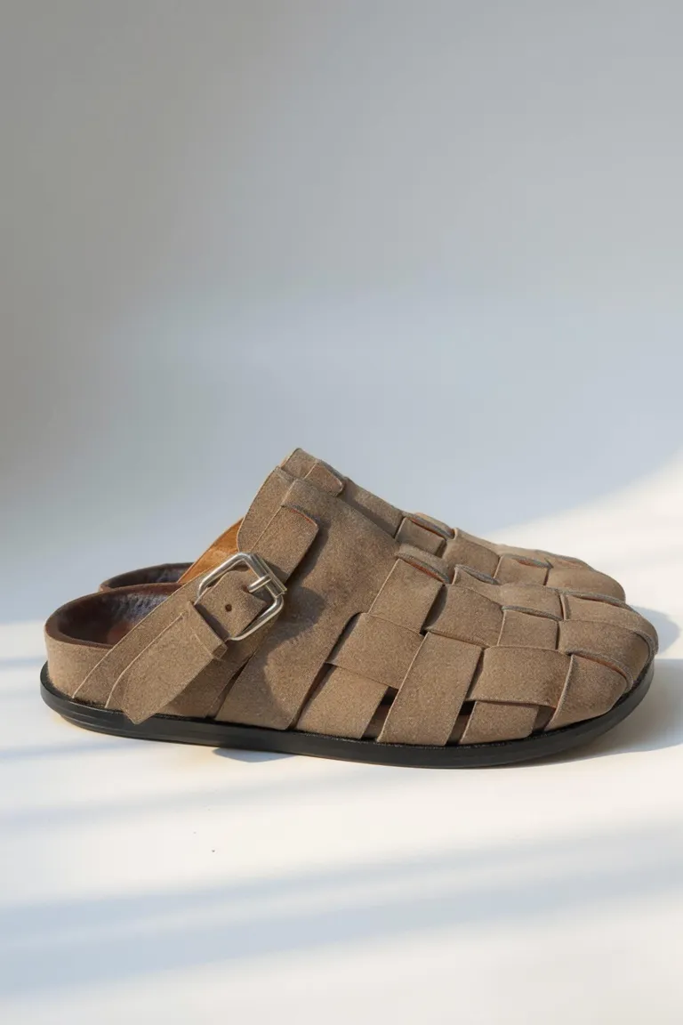 Elegantes zuecos de cuero con tiras entrelazadas para un estilo casual y cómodo de Maria Cher en Zuecos Planos para argentina