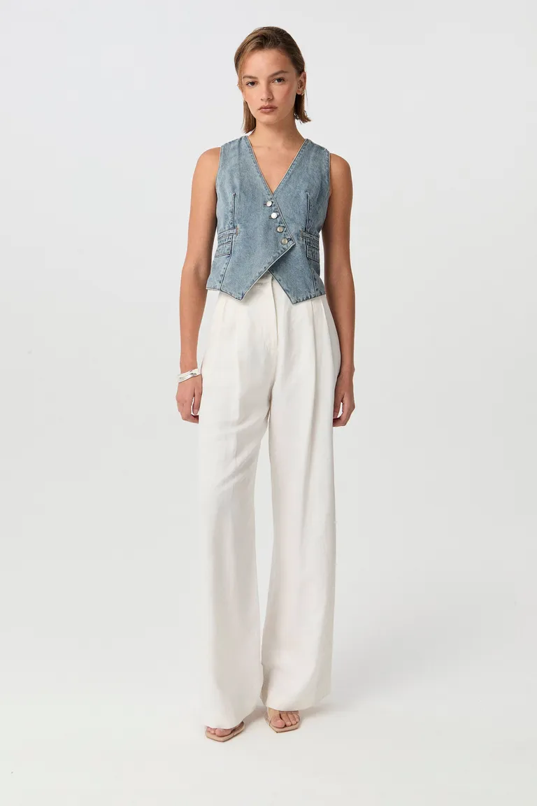 Chaleco de jean cruzado con escote en V y botones metálicos personalizados de Markova en Chalecos para argentina