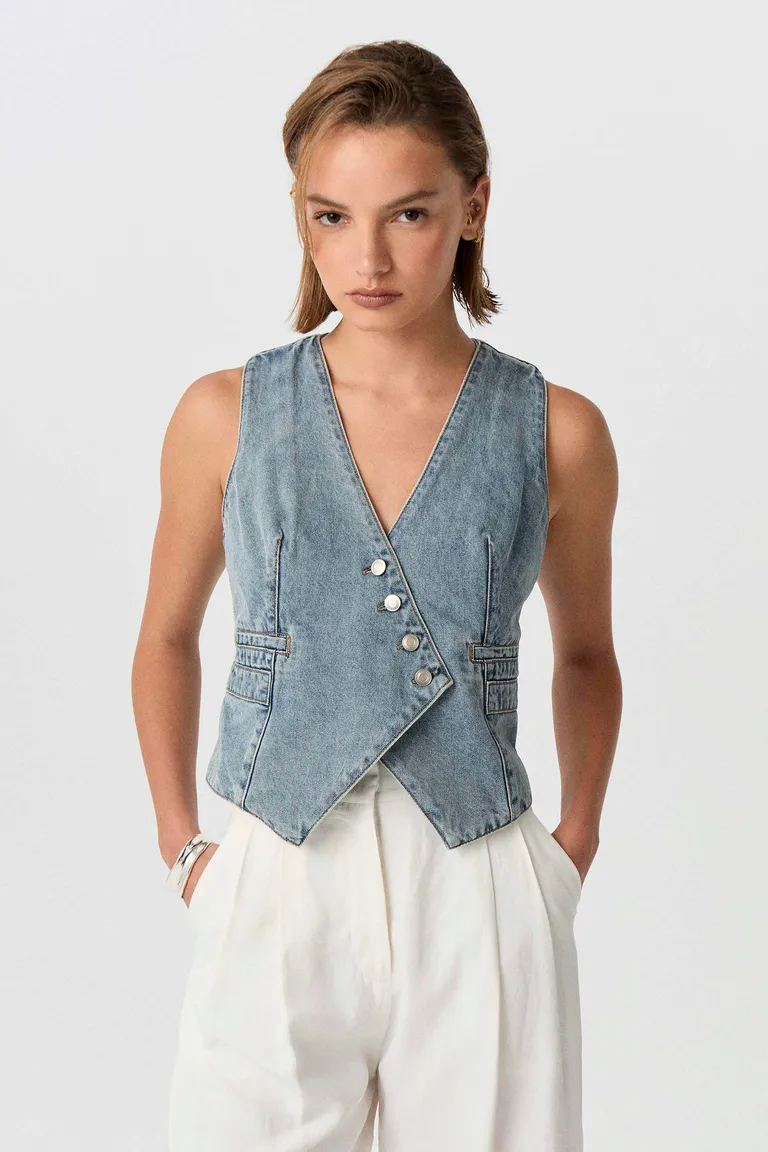 Chaleco de jean cruzado con escote en V y botones metálicos personalizados de Markova en Chalecos para argentina