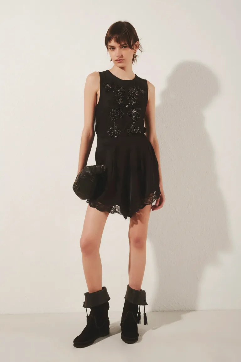 Vestido corto confeccionado en satén y encaje negro de Rapsodia en Vestidos para argentina