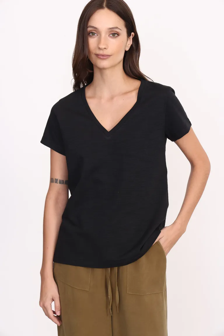 Remera básica de jersey flammé con escote en v y mangas cortas para un look casual y versátil de Yagmour en Remeras para argentina