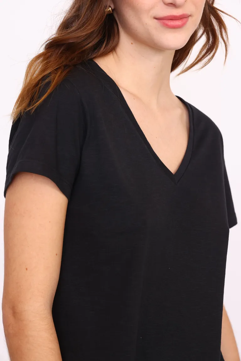 Remera básica de jersey flammé con escote en v y mangas cortas para un look casual y versátil de Yagmour en Remeras para argentina