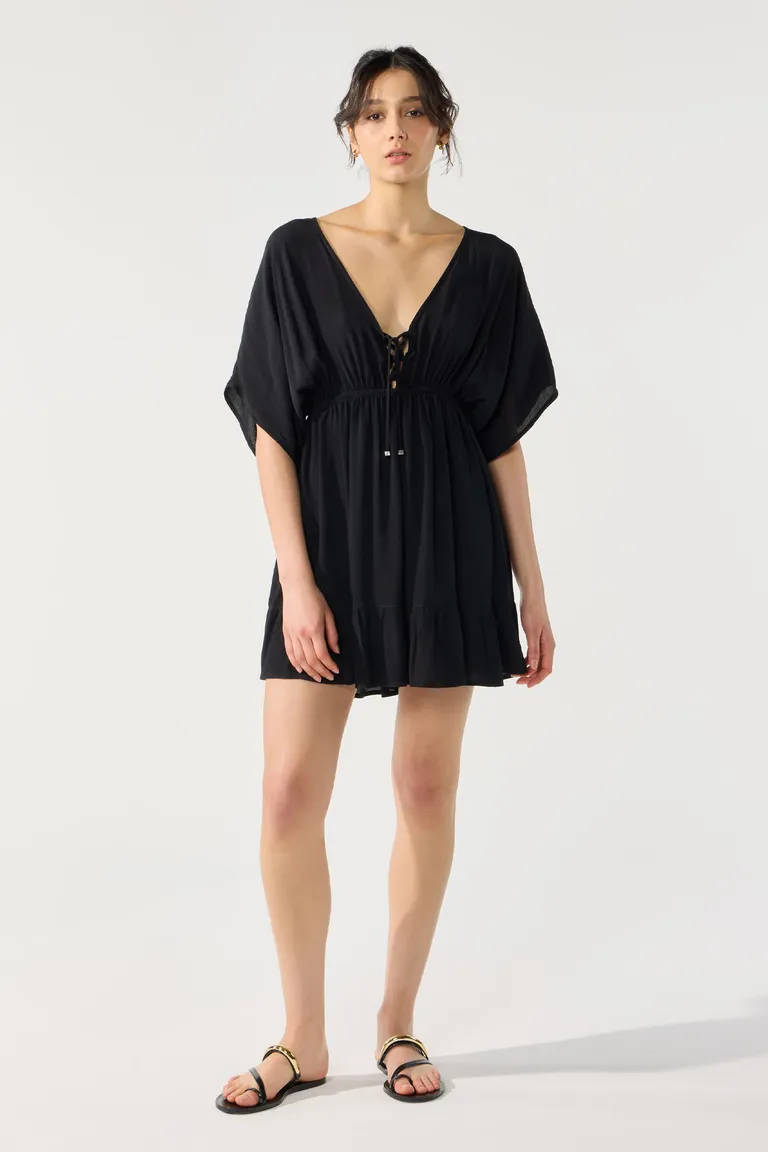 Vestido corto negro con escote en V y lazo entrelazado de Cuesta Blanca en Vestidos para argentina