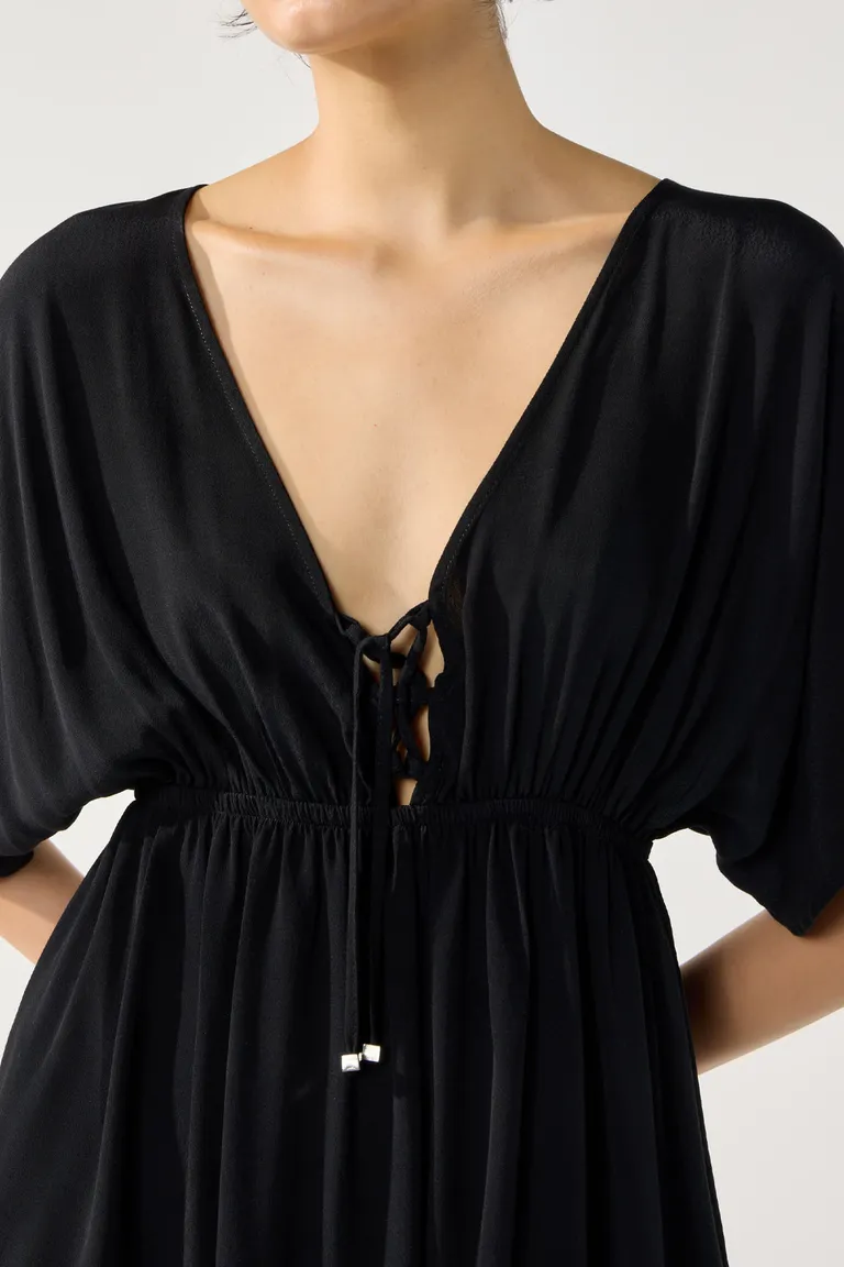 Vestido corto negro con escote en V y lazo entrelazado de Cuesta Blanca en Vestidos para argentina